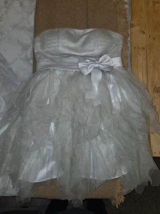 Vestido de fiesta plateado con lazo