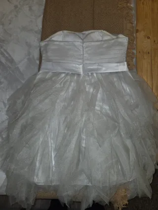 Vestido de fiesta plateado con lazo