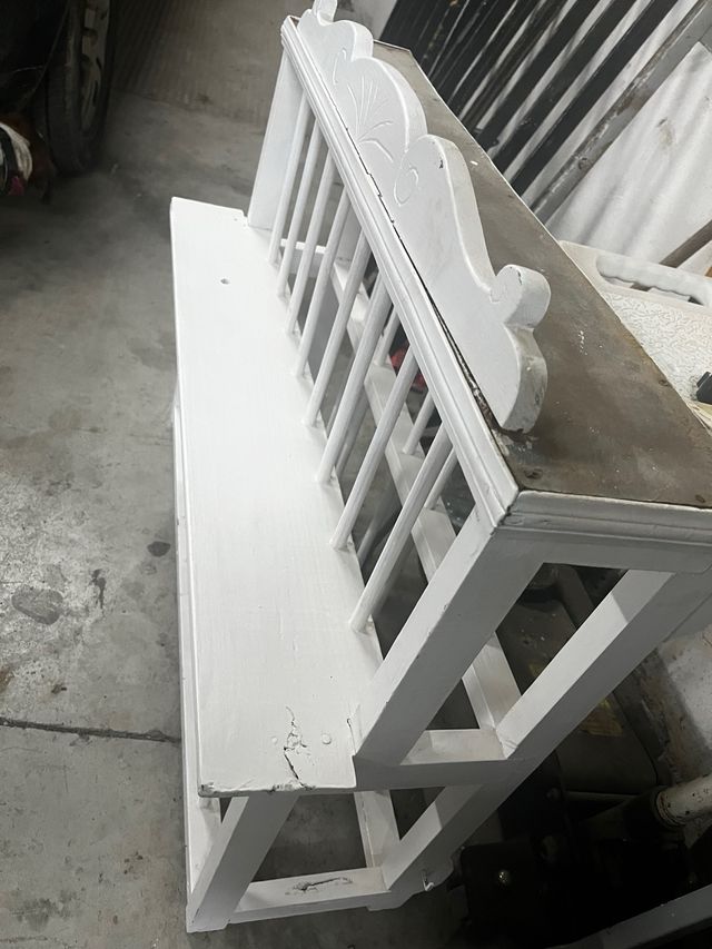 Platero antiguo de madera blanco