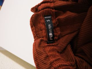 Pantalón corto pana granate con cinturón