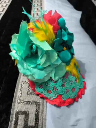 Tocado fiesta flores y plumas hecho al gusto