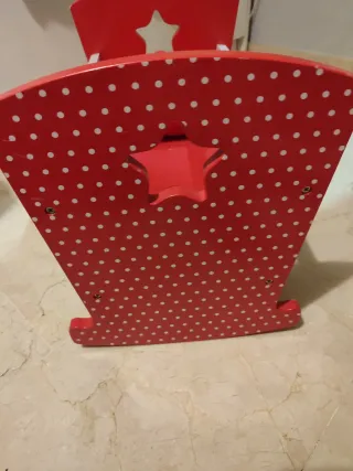 Cuna de juguete roja con estrellas