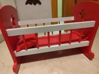 Cuna de juguete roja con estrellas