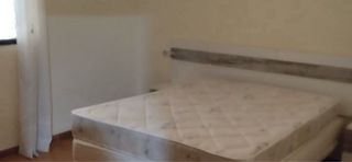 Cabecero y Mesitas de noche blancas y grises