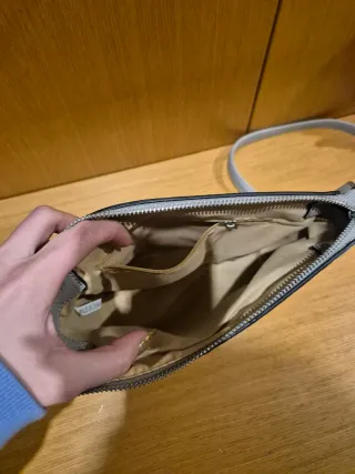 Bolso gris con tachuelas