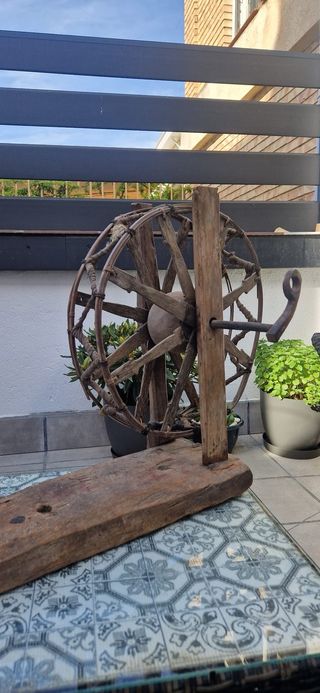 Hilandera antigua de madera