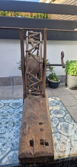 Hilandera antigua de madera