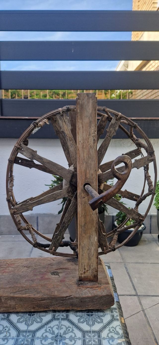 Hilandera antigua de madera