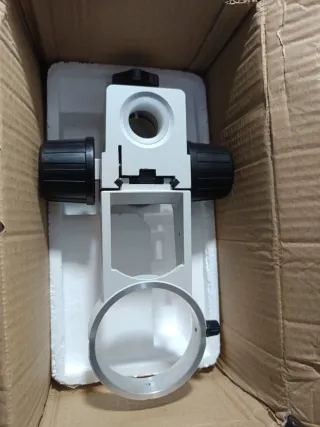 Soporte de enfoque para microscopio trinocular