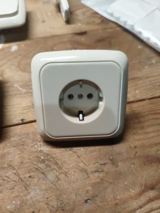 Lote Enchufes y Conmutadores Blancos