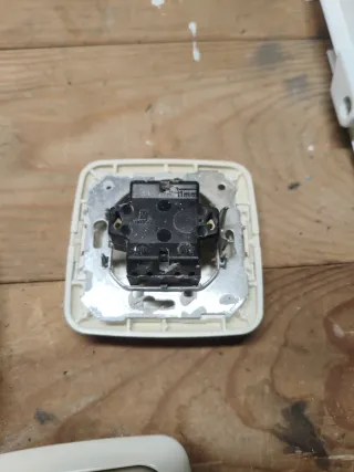 Lote Enchufes y Conmutadores Blancos