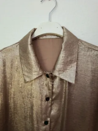 Camisa dorada brillante