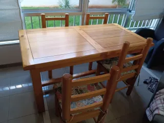 Mesa de comedor y 4 sillas de madera