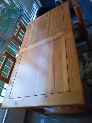 Mesa de comedor y 4 sillas de madera