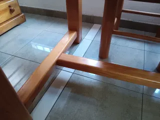 Mesa de comedor y 4 sillas de madera