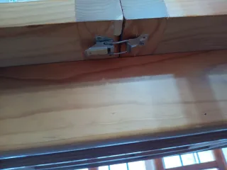 Mesa de comedor y 4 sillas de madera