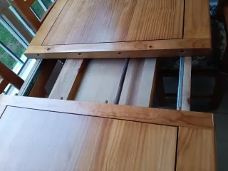 Mesa de comedor y 4 sillas de madera