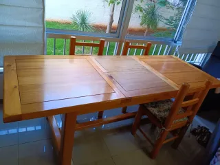 Mesa de comedor y 4 sillas de madera