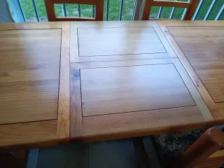 Mesa de comedor y 4 sillas de madera
