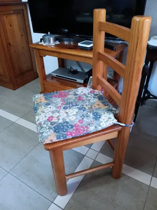 Mesa de comedor y 4 sillas de madera