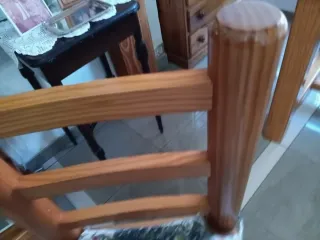 Mesa de comedor y 4 sillas de madera