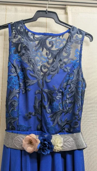 Vestido de fiesta azul con detalles