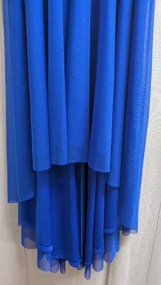 Vestido de fiesta azul con detalles