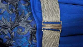 Vestido de fiesta azul con detalles