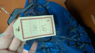 Vestido de fiesta azul con detalles