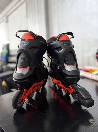 Patines en línea negros y naranjas talla 45