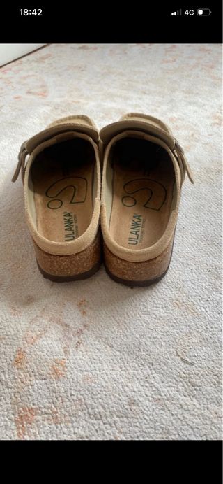 Zuecos de piel beige talla 37