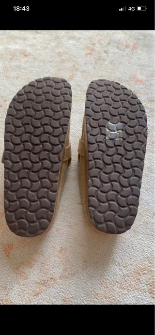 Zuecos de piel beige talla 37