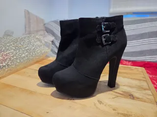 Botines tacón negros con hebillas
