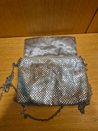 Bolso plateado con cadena