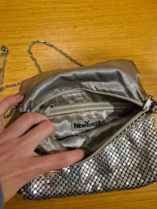 Bolso plateado con cadena