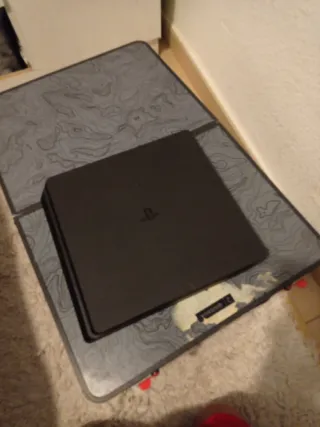 PS4 Slim Negra + 2 Controles+2 jogos