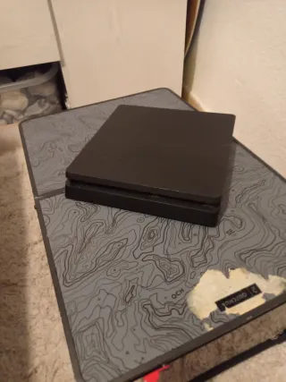 PS4 Slim Negra + 2 Controles+2 jogos