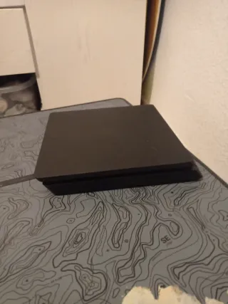 PS4 Slim Negra + 2 Controles+2 jogos