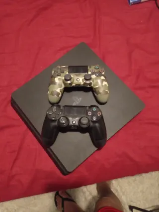 PS4 Slim Negra + 2 Controles+2 jogos