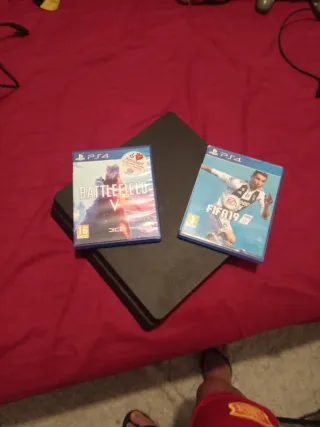 PS4 Slim Negra + 2 Controles+2 jogos