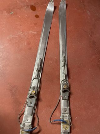 Esquís y bastones vintage