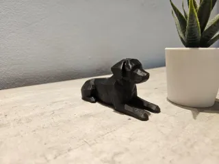 Statua cane nero geometrico