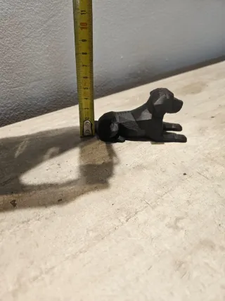 Statua cane nero geometrico