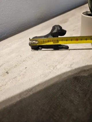 Statua cane nero geometrico