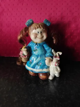 Figurita antigua niña con pelo rizado