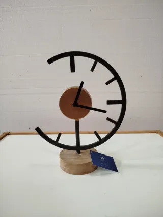Reloj de sobremesa moderno
