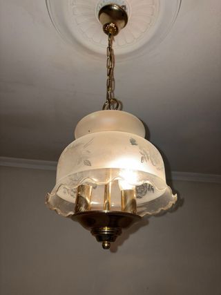 Lámpara de techo dorada y cristal