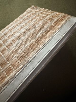 Bolso de mano beige y marrón