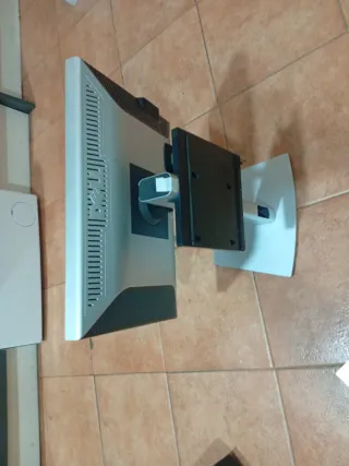 Pantalla Dell Negra y Plateada