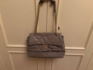 Bolso gris acolchado con cadena dorada
